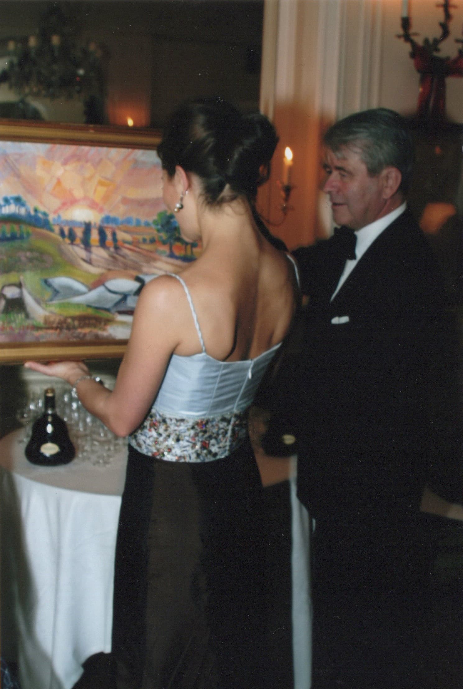 La Princesse Viktoria de Suède devant le tableau offert par Sven Rybin